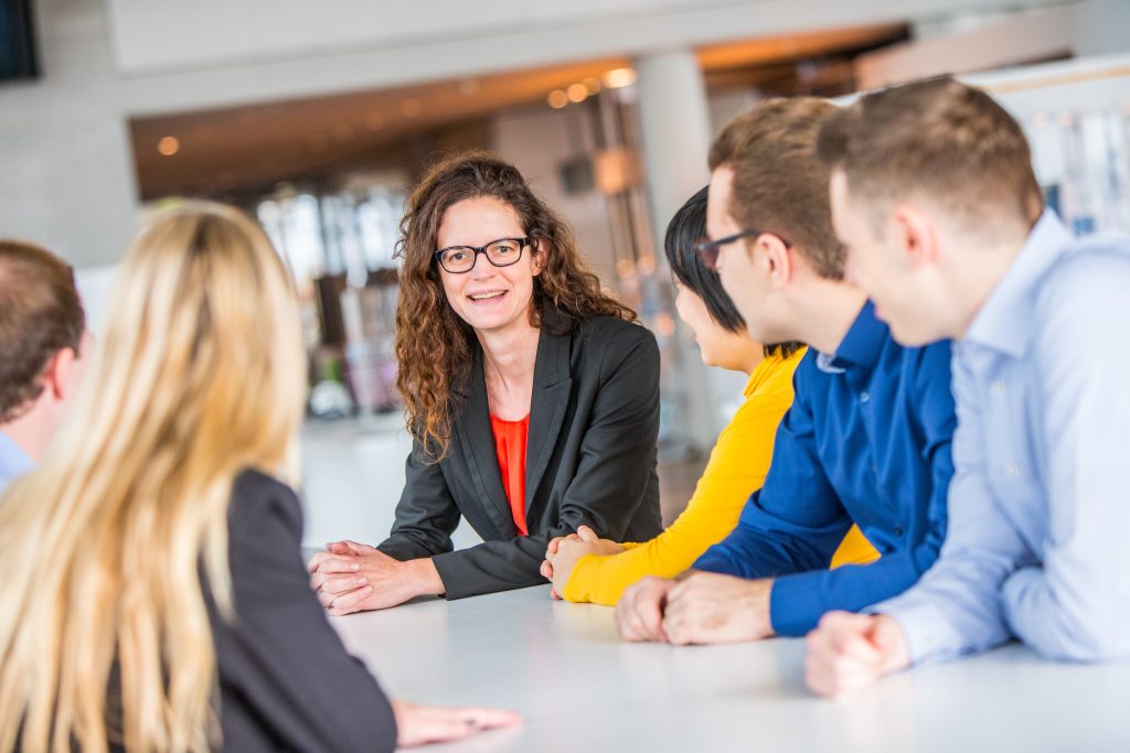 Beim TalentHub Fotoshooting bei uns in der Kantine (diejenige in der Mitte bin ich)