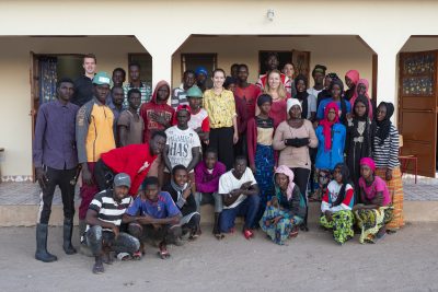 Group picture of the students and the trainees (Photo: Felix Flohr)