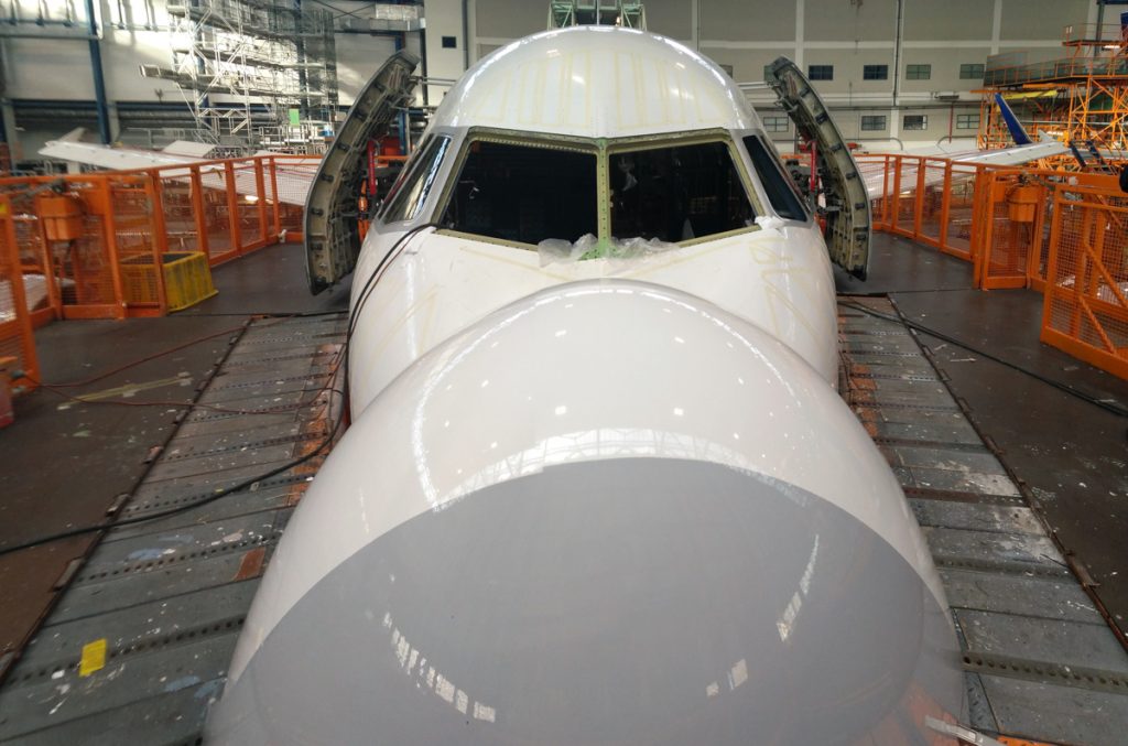 Ein Airbus A319 mit hochgeklappter Nase im Dock