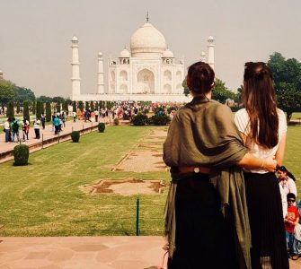 Anna und ich vor dem Taj Mahal