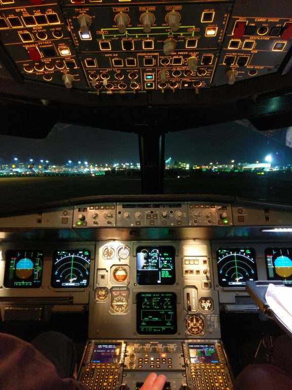 Cockpit eines A319 beim Run-Up