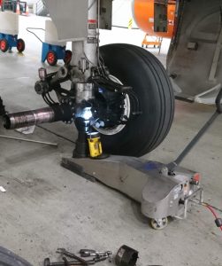 Wechseln des Reifens auf der linken Seite bei einem A320-NEO
