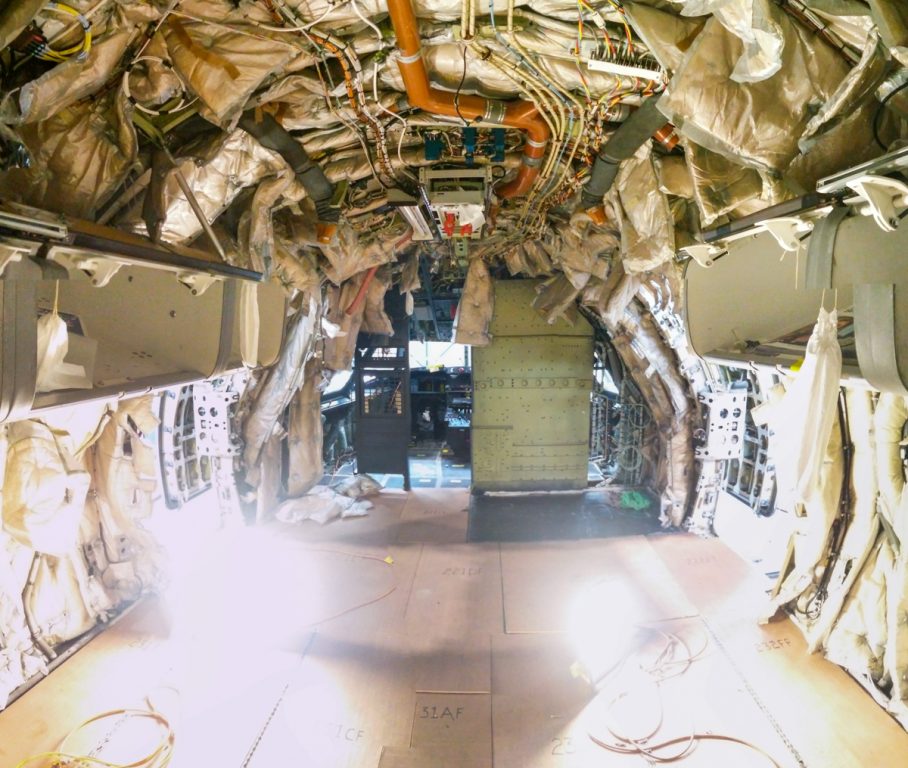 Vordere Kabine eines Airbus A321 mit abgebauten Verkleidungen