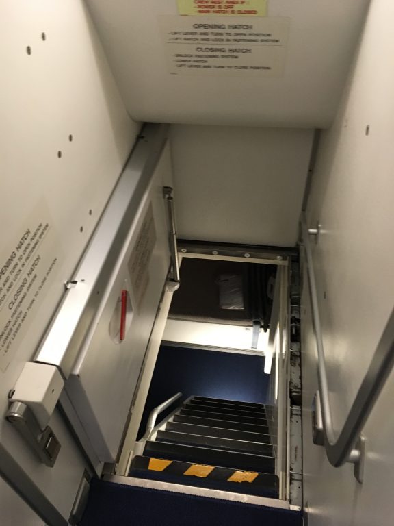 Treppe hinab in den Ruheraum
