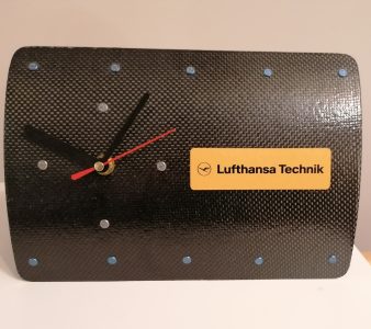 Uhr aus Karbon-Glasfaser-Lagen und Hi-Loks (Verbindungselemente) Lufthansa Technik