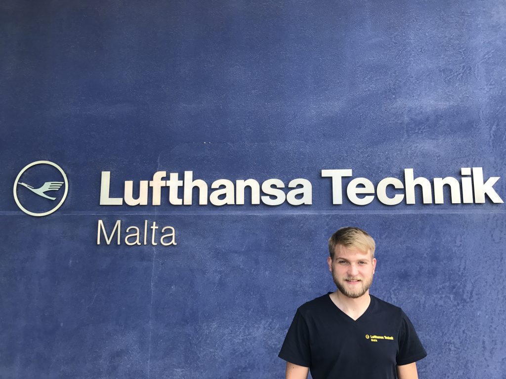 Hier bin ich vor dem Haupteingang der Lufthansa Technik Malta 