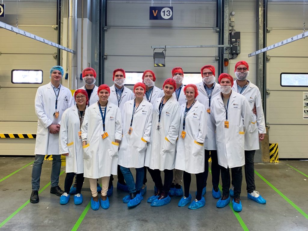 Höchste Sicherheits- und Hygienestandards gelten bei unserer Catering-Tochter, der LSG Sky Chefs. Mit Haar- und Bartnetz, Kittel und Schuhüberziehern ausgestattet durften wir die verschiedenen Facetten des First-Class Airline Caterings kennen lernen.