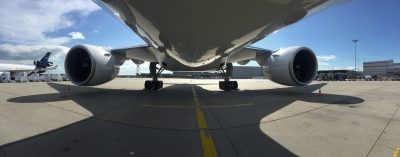Eins meiner Favoritenbilder - unter der Boeing 777F auf dem Vorfeld 