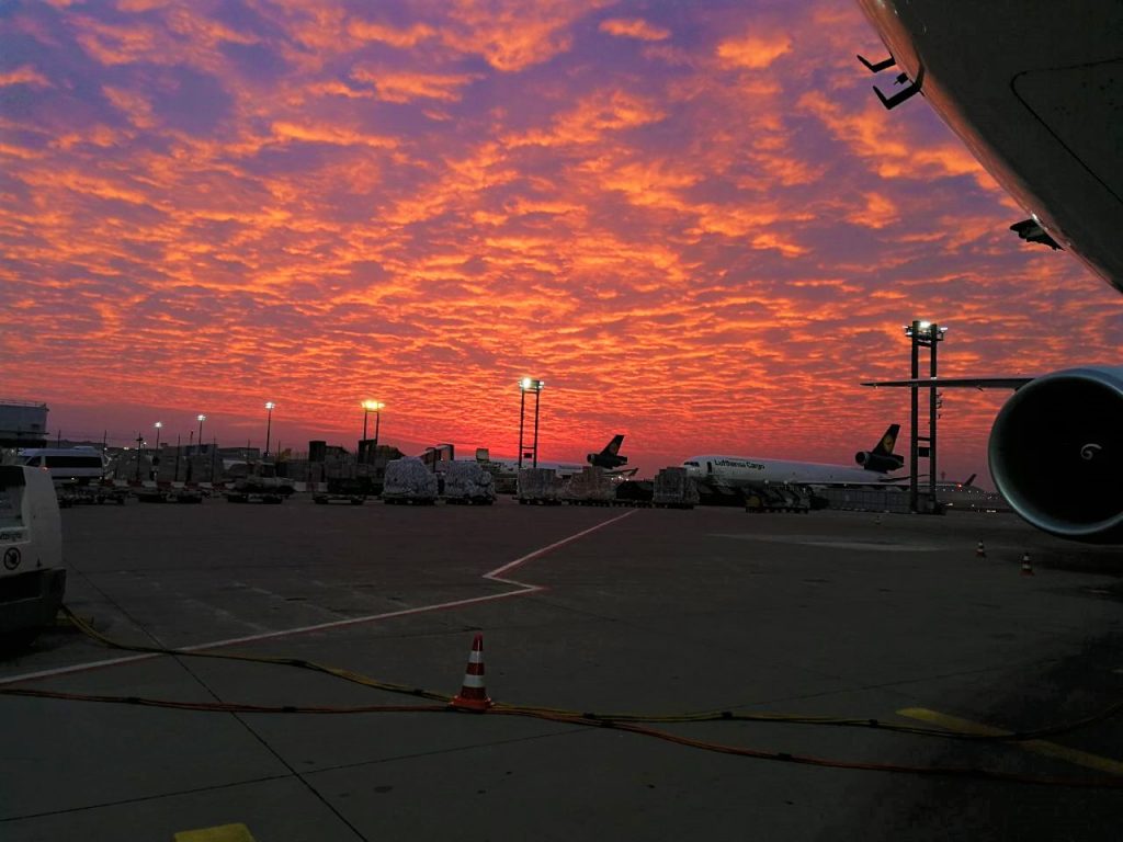 Sonnenaufgang über der MD-11 Frachter Flotte