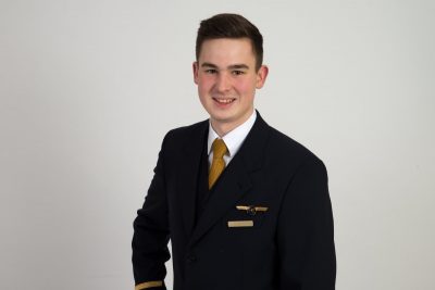 Jakob in seiner neuen Rolle als Flugbegleiter.