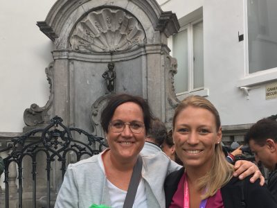 Caro and her tandem partner in front of the famous "Manneken Pis"