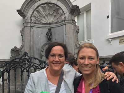 Caro und ihre Tandempartnerin vor dem berühmten "Manneken Pis"